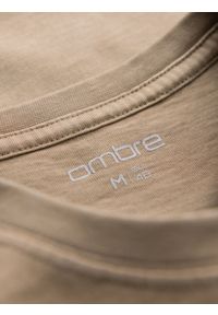 Ombre Clothing - Bawełniana koszulka z nadrukiem na klatce i plecach - ciemnobeżowa V2 - Rozmiar: XL. Okazja: na co dzień. Kolor: beżowy. Materiał: bawełna. Wzór: nadruk. Styl: vintage, casual, klasyczny #12