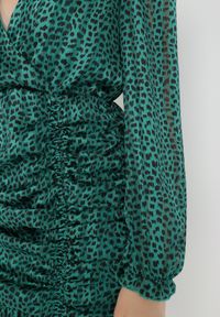 Born2be - Zielona Sukienka Boulderswift. Kolor: zielony. Długość rękawa: długi rękaw. Wzór: nadruk. Typ sukienki: kopertowe. Długość: mini