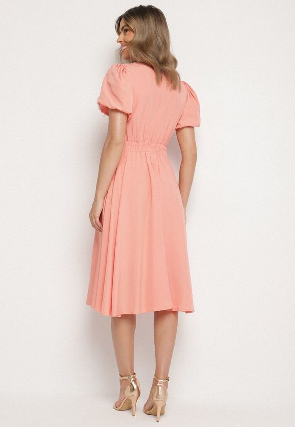 Born2be - Różowa Sukienka Vices o Rozkloszowanym Kroju z Odpinanym Kwiatem 3D Rallarea. Kolor: różowy. Wzór: kwiaty. Sezon: wiosna, lato