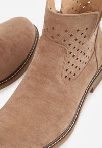 Born2be - Ciemnobeżowe Płaskie Botki Sztyblety z Ażurowym Wzorem ze Skórzaną Wkładką Terisina. Okazja: na co dzień. Kolor: beżowy. Materiał: skóra. Wzór: ażurowy. Obcas: na obcasie. Styl: casual, elegancki. Wysokość obcasa: niski #4