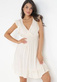 Born2be - Jasnobeżowa Rozkloszowana Wiskozowa Sukienka Mini z Ozdobnymi Falbankami Onera. Typ kołnierza: kołnierz z falbankami. Kolor: beżowy. Materiał: wiskoza. Wzór: aplikacja. Typ sukienki: kopertowe. Długość: mini #1