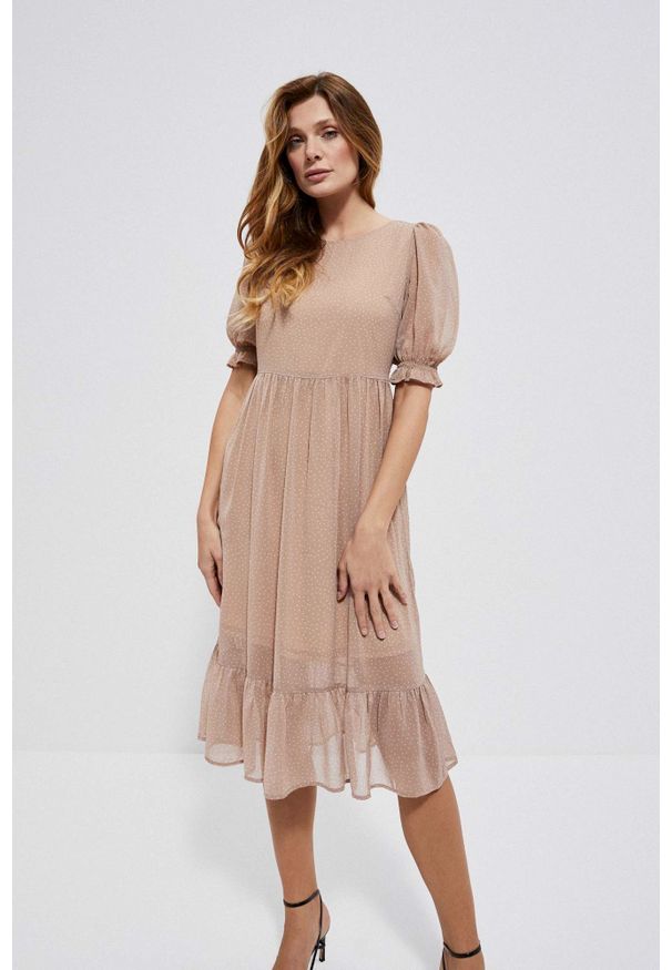 MOODO - Sukienka w groszki z falbaną. Okazja: na co dzień. Materiał: poliester. Wzór: grochy. Typ sukienki: trapezowe. Styl: boho, casual