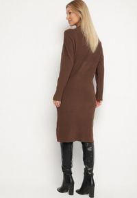 Born2be - Brązowa Sweterkowa Sukienka z Wiskozą i Broszką Tinarrea. Okazja: do pracy, na spacer. Kolor: brązowy. Materiał: wiskoza. Wzór: aplikacja. Typ sukienki: sportowe. Styl: klasyczny, sportowy #6