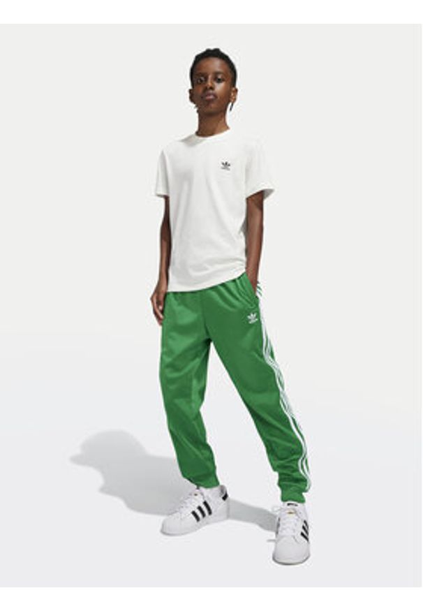 Adidas - adidas Spodnie dresowe adicolor SST IY7461 Zielony Regular Fit. Kolor: zielony. Materiał: syntetyk
