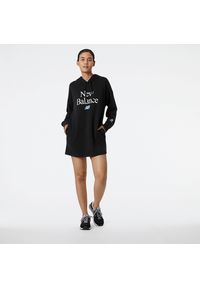 Sukienka New Balance WD21501BK – czarna. Okazja: na co dzień. Kolor: czarny. Materiał: materiał, bawełna, dresówka, poliester. Długość rękawa: długi rękaw. Wzór: napisy. Typ sukienki: proste, sportowe. Styl: casual, sportowy #1