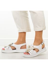 Białe skórzane sandały damskie Jezzi 18-33. Okazja: na co dzień. Kolor: biały. Materiał: skóra. Wzór: kwiaty, aplikacja. Sezon: wiosna, lato. Styl: casual, klasyczny, elegancki #1