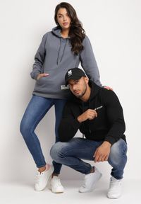 Born2be - Czarna Bluza Wykończona Polarem z Kieszonką i Nadrukiem na Tyle Lilles. Typ kołnierza: kaptur. Kolor: czarny. Materiał: polar. Wzór: nadruk #7