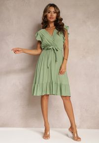 Renee - Zielona Rozkloszowana Sukienka z Gumką w Pasie i Kopertowym Dekoltem Araunya. Kolor: zielony. Materiał: materiał. Wzór: aplikacja. Typ sukienki: kopertowe #4