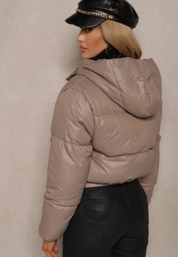 Renee - Ciemnoszara Pikowana Kurtka z Nieodpinanym Kapturem o Krótkim Kroju Tinneira. Okazja: na spacer. Kolor: szary. Materiał: jeans. Długość: krótkie. Styl: elegancki