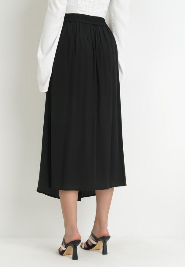 Born2be - Czarna Spódnica Maxi z Guzikami i Gumką w Pasie Aurorsa. Okazja: na co dzień. Kolor: czarny. Styl: klasyczny, elegancki, casual