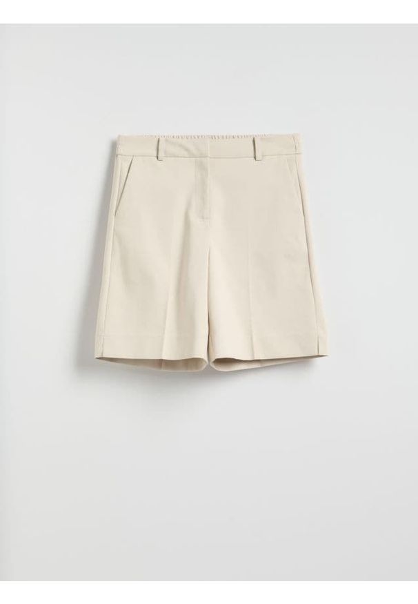 Reserved - Szorty z kantem - beżowy. Kolor: beżowy. Materiał: tkanina, bawełna