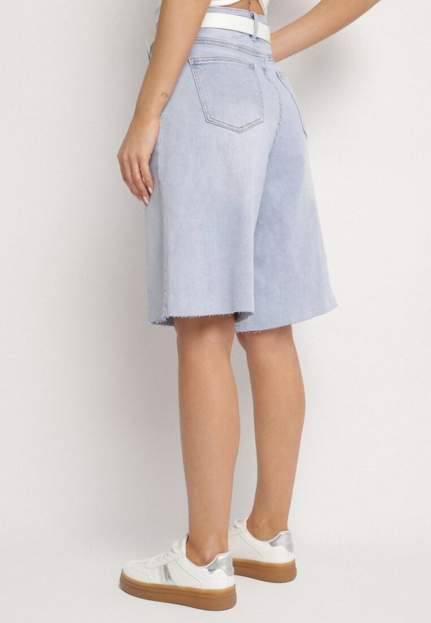 Born2be - Jasnoniebieskie Szorty Bawełniane Bermudy Jeansowe z Wyższym Stanem Tenacea. Okazja: na co dzień. Stan: podwyższony. Kolor: niebieski. Materiał: bawełna, jeans. Styl: elegancki, casual