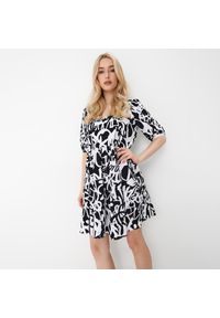 Mohito - Wzorzysta sukienka mini z bawełny - Czarny. Kolor: czarny. Materiał: bawełna. Długość: mini #1