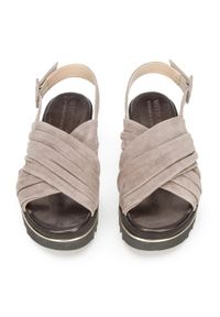 Wittchen - Damskie sandały zamszowe na platformie beżowe. Nosek buta: okrągły. Zapięcie: pasek. Kolor: beżowy. Materiał: zamsz, skóra. Wzór: aplikacja, kropki, paski. Sezon: lato. Obcas: na platformie. Styl: elegancki #3