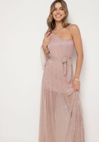 Born2be - Różowa Sukienka o Asymetrycznym Kroju Zdobiona Metaliczną Nicią Afellia. Kolor: różowy. Długość rękawa: długi rękaw. Wzór: aplikacja. Typ sukienki: asymetryczne. Styl: klasyczny, elegancki #5