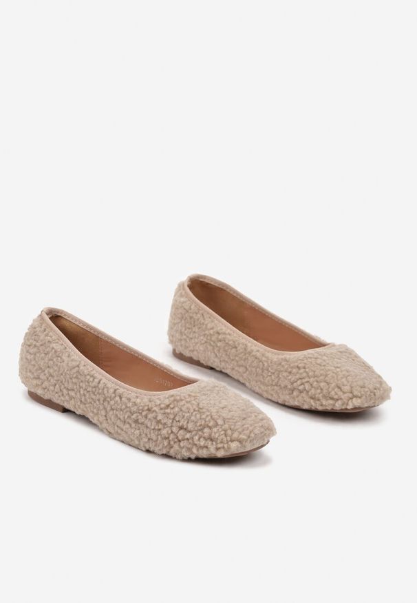 Renee - Beżowe Balerinki na Płaskiej Podeszwie z Futerkiem w Stylu Barankowym Zdobieniem Armegia. Zapięcie: bez zapięcia. Kolor: beżowy. Materiał: futro. Wzór: aplikacja. Sezon: wiosna, jesień, zima. Obcas: na płaskiej podeszwie
