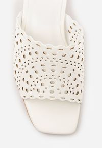 Born2be - Białe Klapki na Słupku z Ażurową Cholewką i Kwadratowym Noskiem Bevyrae. Nosek buta: otwarty. Kolor: biały. Materiał: skóra. Wzór: ażurowy. Sezon: lato. Obcas: na słupku. Styl: klasyczny. Wysokość obcasa: średni #5