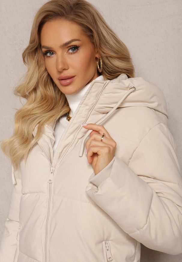 Renee - Beżowa Kurtka Pikowana z Suwakami po Bokach Hafida. Okazja: na co dzień. Kolor: beżowy. Materiał: jeans. Długość rękawa: długi rękaw. Długość: długie. Sezon: zima. Styl: casual