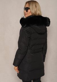 Renee - Czarna Pikowana Kurtka Taliowana z Odpinanym Kapturem i Futerkiem Raithia. Okazja: na co dzień. Kolor: czarny. Materiał: futro. Wzór: aplikacja. Styl: casual, elegancki