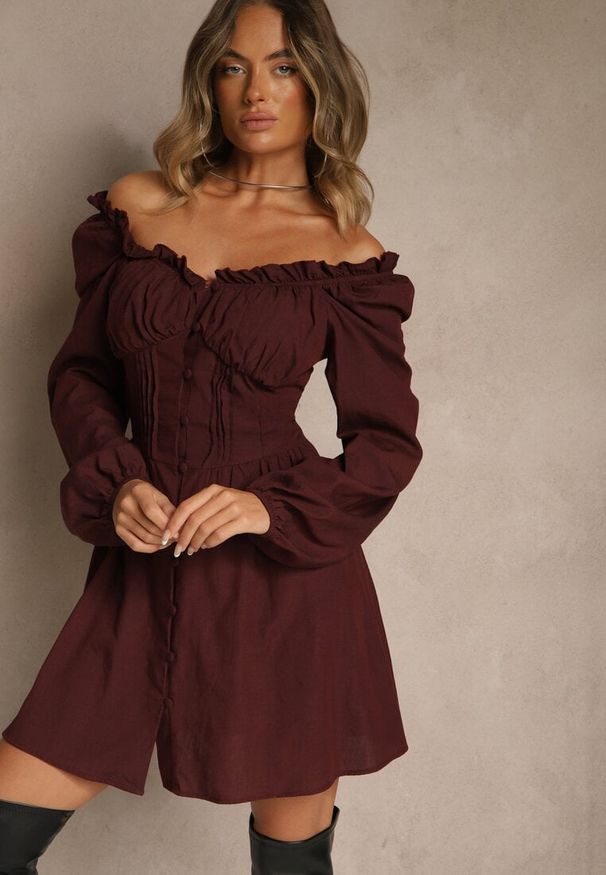 Renee - Brązowa Gorsetowa Sukienka Hiszpanka Vices z Guzikami i Bufiastymi Rękawami Resena. Typ kołnierza: dekolt gorset, dekolt hiszpanka. Kolor: brązowy. Materiał: bawełna, skóra. Typ sukienki: gorsetowe