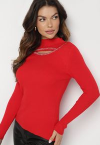 Born2be - Czerwony Prążkowany Golf z Wycięciem Przy Dekolcie z Cyrkoniami Wokół Merithias. Okazja: na co dzień. Typ kołnierza: golf. Kolor: czerwony. Materiał: prążkowany. Wzór: aplikacja. Sezon: zima, jesień. Styl: casual, elegancki #4