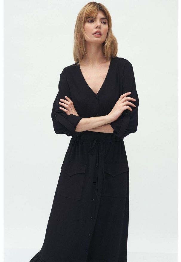 Nife - Długa sukienka koszulowa z falbaną na dole czarna. Kolor: czarny. Typ sukienki: koszulowe. Styl: klasyczny, elegancki. Długość: maxi