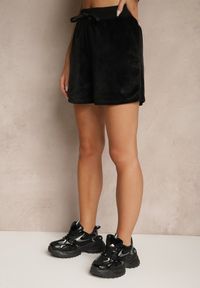 Renee - Czarne Szorty Welurowe z Wiązaniem Ralavelle. Okazja: na co dzień. Kolor: czarny. Materiał: welur. Styl: casual #3