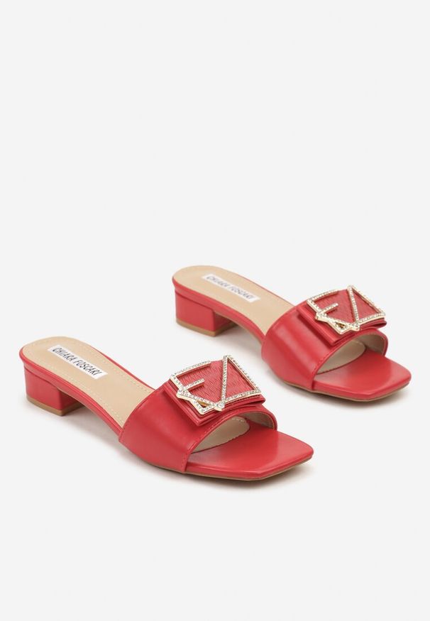 Renee - Czerwone Klapki na Niskim Obcasie Zdobione Metaliczną Aplikacją Tenaluna. Okazja: na co dzień. Kolor: czerwony. Wzór: aplikacja. Sezon: lato. Obcas: na obcasie. Styl: boho, casual, elegancki. Wysokość obcasa: niski