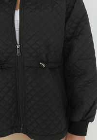 Born2be - Czarna Kurtka Pikowana Bomberka Ellieanna. Kolor: czarny. Styl: elegancki #3
