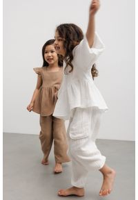 Marsala - MINI spodnie typu jogger w kolorze ECRU - ANDY-128-134 (8-9). Kolor: biały. Materiał: bawełna. Wzór: aplikacja. Sezon: lato