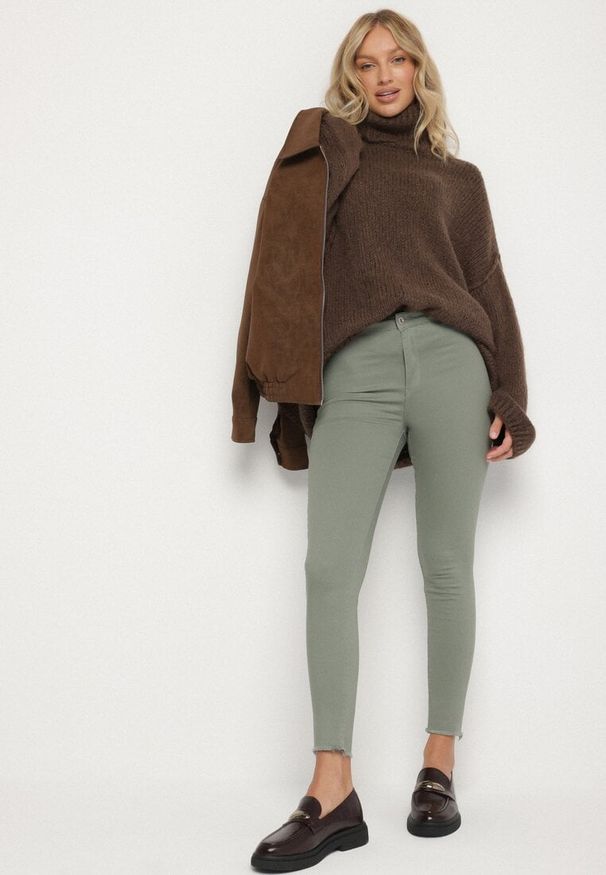 Born2be - Ciemnozielone Dopasowane Bawełniane Spodnie Irinaes. Okazja: na co dzień. Kolor: zielony. Materiał: bawełna. Wzór: aplikacja. Styl: casual, elegancki, klasyczny