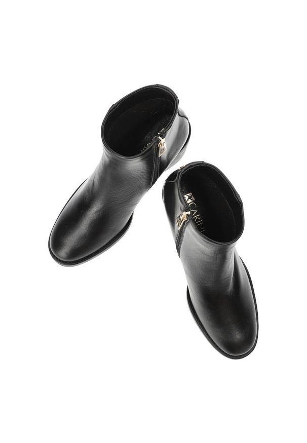 Czarne Botki Damskie Carinii Skórzane Modne Obuwie. Okazja: na co dzień. Kolor: czarny. Materiał: skóra. Szerokość cholewki: normalna. Wzór: aplikacja. Obcas: na obcasie. Styl: casual. Wysokość obcasa: średni