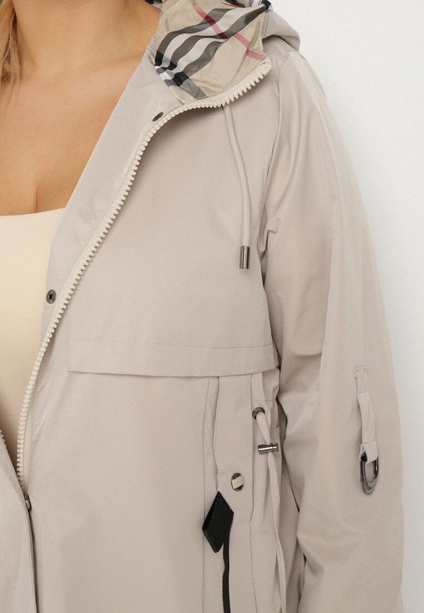 Born2be - Beżowa Kurtka Parka z Kapturem i Kieszeniami Eradilla. Okazja: na spacer, na co dzień. Typ kołnierza: kaptur. Kolekcja: plus size. Kolor: beżowy. Długość rękawa: długi rękaw. Długość: długie. Wzór: aplikacja. Styl: elegancki, casual, klasyczny