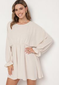 Born2be - Jasnobeżowa Sukienka o Rozkloszowanym Kroju z Ozdobnymi Mankietami Terellea. Okazja: na co dzień. Kolor: beżowy. Materiał: jeans. Długość rękawa: długi rękaw. Styl: klasyczny, casual, elegancki #1