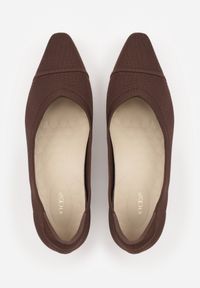 Born2be - Brązowe Dzianinowe Czółenka VICES na Niskim Słupku z Miękkim Zapiętkiem i Wkładką Soft-Step Kaleana. Okazja: na spotkanie biznesowe, na co dzień. Kolor: brązowy. Materiał: dzianina. Obcas: na słupku. Styl: elegancki, biznesowy, klasyczny, casual #10