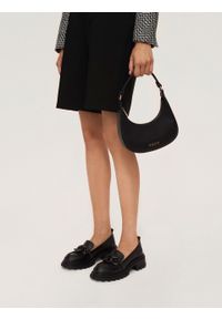 Kazar - Czarna skórzana torebka w kształcie półksiężyca. Kolor: czarny. Materiał: skórzane. Rozmiar: małe. Rodzaj torebki: na ramię #2