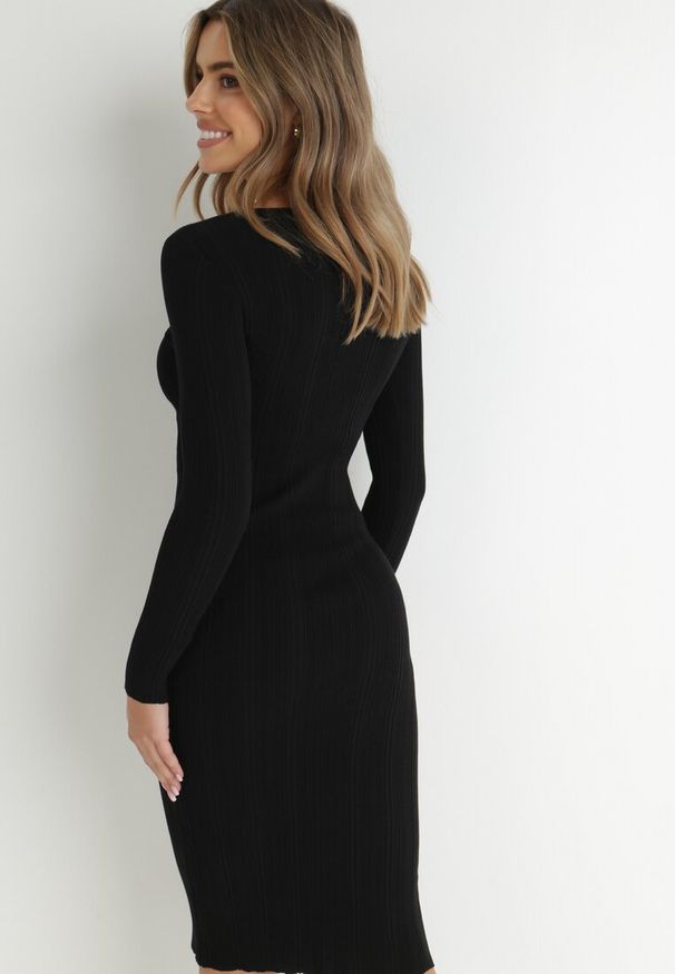 Born2be - Czarna Sukienka Dopasowana z Prążkowanej Wiskozy Khadija. Okazja: na co dzień. Kolor: czarny. Wzór: jednolity. Typ sukienki: bodycon. Materiał: wiskoza, prążkowany. Długość rękawa: długi rękaw. Sezon: zima, jesień. Styl: klasyczny, casual. Długość: midi