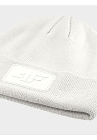 4f - Czapka beanie uniseks - biała. Kolor: biały. Materiał: materiał, syntetyk. Sezon: zima. Styl: sportowy, klasyczny