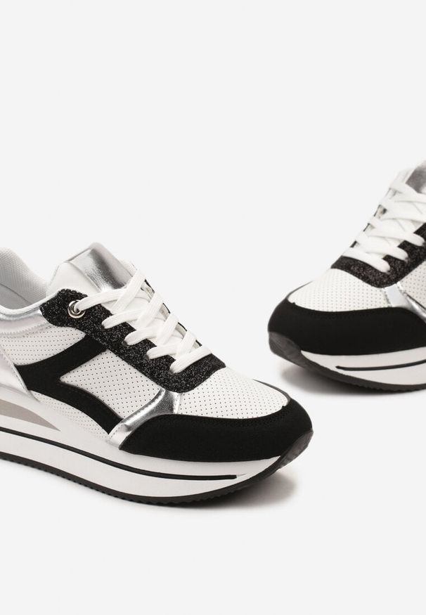 Renee - Biało-Czarne Sneakersy na Grubej Podeszwie w Paski Zdobione Brokatem Selarissa. Okazja: na co dzień. Zapięcie: pasek. Kolor: biały. Szerokość cholewki: normalna. Wzór: aplikacja, paski. Obcas: na obcasie. Wysokość obcasa: niski