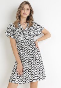 Born2be - Szaro-Biała Sukienka Mini z Wiskozy z Gumką w Pasie i Kopertowym Dekoltem Karisa. Kolor: szary. Materiał: wiskoza. Długość rękawa: krótki rękaw. Sezon: wiosna, lato. Typ sukienki: kopertowe. Długość: mini #1