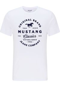 Mustang - MUSTANG ALEX C PRINT MĘSKI T-SHIRT KOSZULKA LOGO TEE GENERAL WHITE 1015052 2045. Wzór: nadruk #1