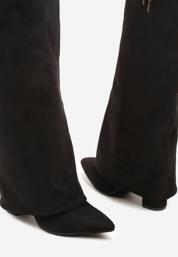 Renee - Czarne Kozaki na Słupku Ozdobione Metaliczną Kłódką i Wywiniętą Cholewką Lattorea. Okazja: na co dzień. Kolor: czarny. Szerokość cholewki: normalna. Wzór: aplikacja. Obcas: na słupku. Styl: casual, elegancki