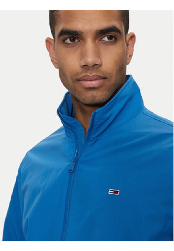 Tommy Jeans Kurtka bomber Essential DM0DM17982 Niebieski Regular Fit. Kolor: niebieski. Materiał: syntetyk