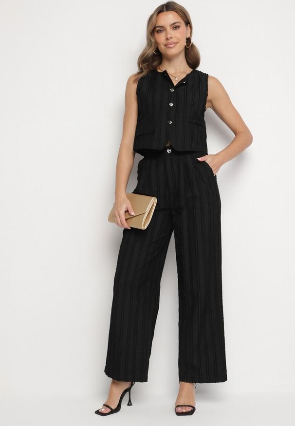 Born2be - Czarny Garniturowy Komplet Szerokie Spodnie i Zapinana Kamizelka Felidane. Kolor: czarny. Wzór: paski