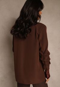 Renee - Jasnobrązowa Pudełkowa Marynarka Bez Zapięć z Wiskozą z Marszczonymi Rękawami Fenidia. Okazja: na spotkanie biznesowe. Kolor: brązowy. Materiał: wiskoza. Styl: biznesowy #2