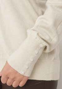 Born2be - Jasnobeżowy Sweter Półgolf z Wiskozą Ozdobiony Guzikami na Rękawach i Brokatem Tertina. Kolor: beżowy. Materiał: wiskoza. Wzór: aplikacja. Sezon: zima #3