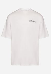 Born2be - Biała Bawełniana Koszulka T-shirt z Napisem Just Be There i Nadrukiem Melarea. Kolor: biały. Materiał: bawełna. Wzór: napisy, nadruk #5