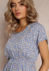 Renee - Niebieska Rozkloszowana Sukienka Mini w Kwiaty z Gumką w Pasie z Wiskozy Elineano. Kolor: niebieski. Materiał: wiskoza. Długość rękawa: krótki rękaw. Wzór: kwiaty. Długość: mini #3