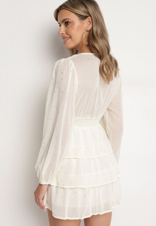 Born2be - Jasnobeżowa Mini Sukienka Rozkloszowana z Metalicznym Nadrukiem i Falbankami Elawnia. Okazja: na imprezę. Typ kołnierza: kołnierz z falbankami. Kolor: beżowy. Wzór: nadruk. Styl: elegancki. Długość: mini