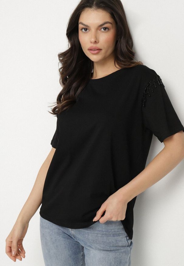 Born2be - Czarny Bawełniany T-shirt Ozdobiony Koralikami Tlerra. Okazja: na co dzień. Kolor: czarny. Materiał: bawełna. Wzór: aplikacja. Sezon: lato, wiosna. Styl: sportowy, klasyczny, casual